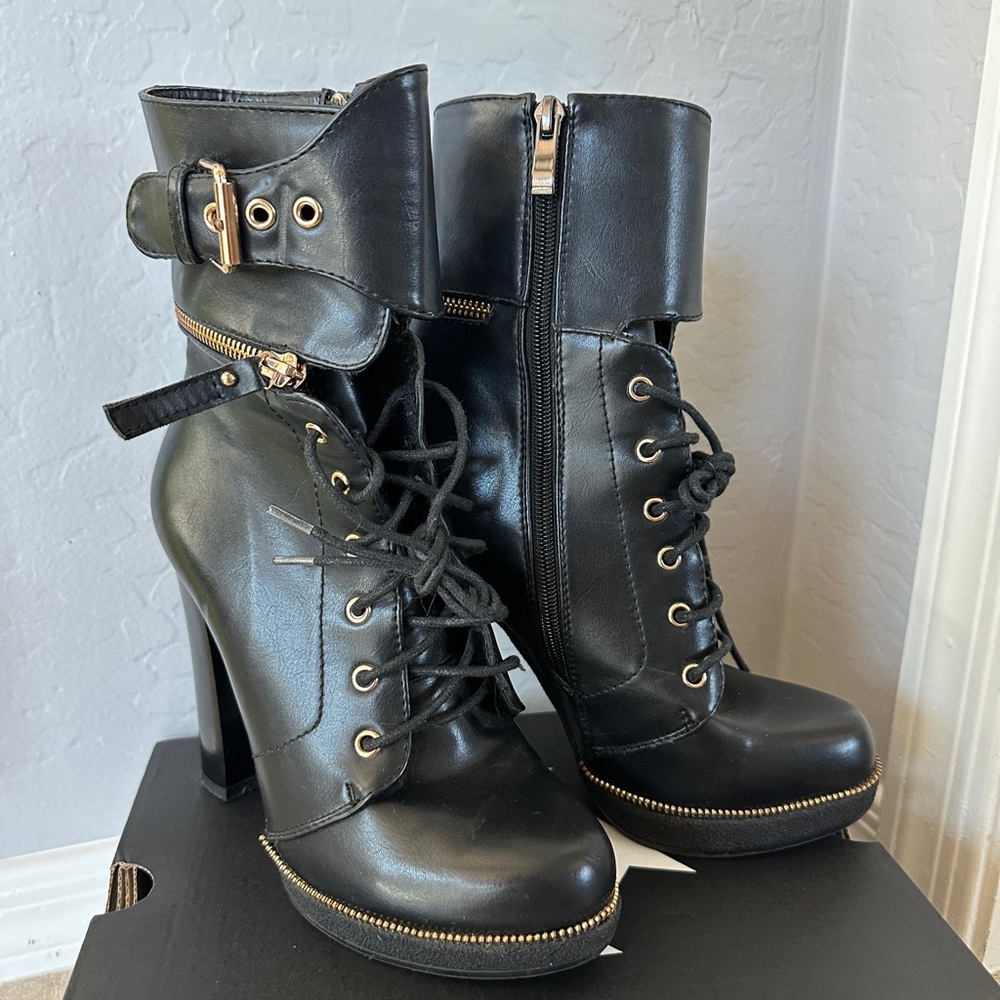 Italina Black Heeled Boots with Fashion-Forward Design